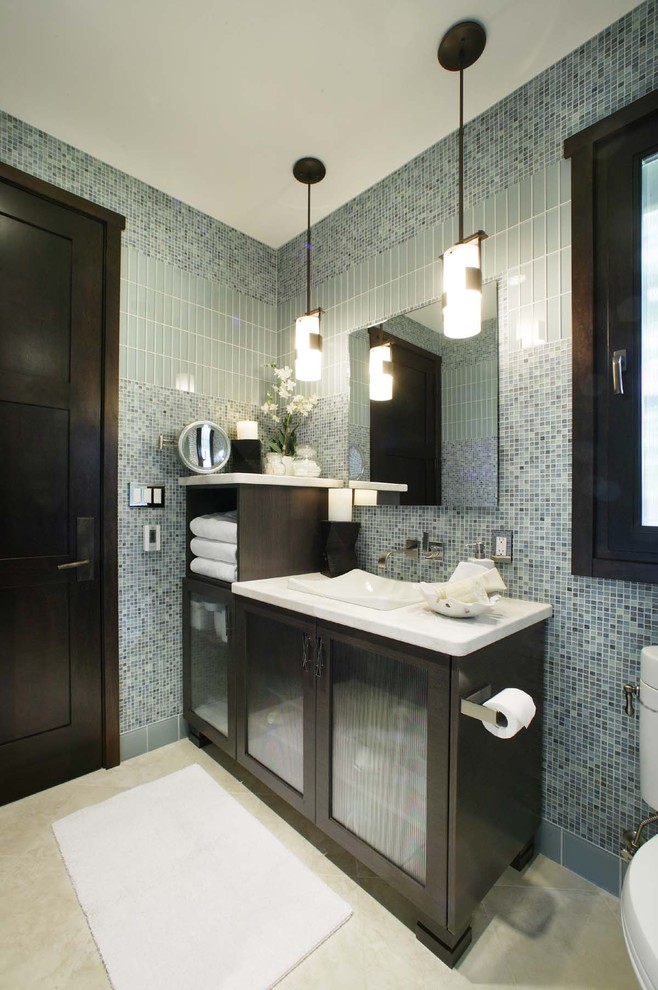 Diseño de cuarto de baño rectangular actual con baldosas y/o azulejos en mosaico