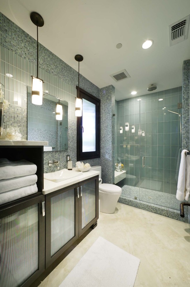 На фото: ванная комната в современном стиле с стеклянной плиткой и синей плиткой с