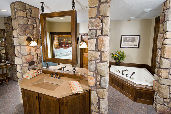 Пример оригинального дизайна: главная ванная комната в стиле рустика с монолитной раковиной, фасадами в стиле шейкер, фасадами цвета дерева среднего тона, столешницей из бетона и накладной ванной