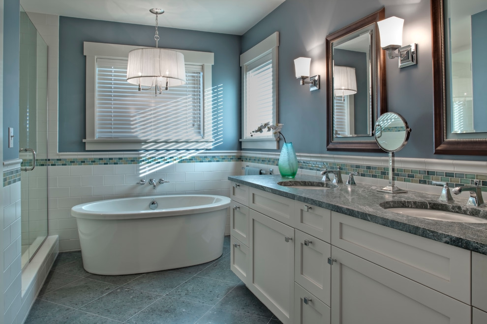 Esempio di una stanza da bagno padronale stile americano con ante con riquadro incassato, ante bianche, top in marmo, vasca freestanding, piastrelle di vetro, pareti blu e pavimento in ardesia