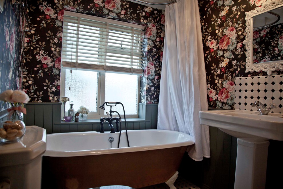 Imagen de cuarto de baño infantil clásico pequeño con bañera exenta, sanitario de una pieza, paredes negras, suelo de baldosas de cerámica, lavabo con pedestal y suelo multicolor