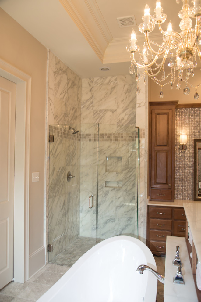 Inspiration för stora klassiska en-suite badrum, med luckor med upphöjd panel, skåp i mellenmörkt trä, marmorbänkskiva, ett fristående badkar, en hörndusch, grå kakel och stenkakel