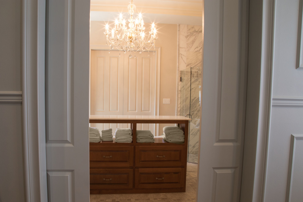 Idéer för stora vintage en-suite badrum, med luckor med upphöjd panel, skåp i mellenmörkt trä, marmorbänkskiva, ett fristående badkar, grå kakel, stenkakel och en hörndusch