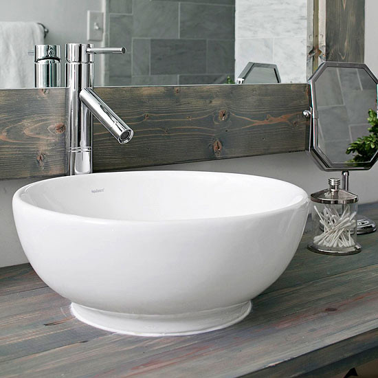 Idee per una stanza da bagno design con ante in legno chiaro, top in legno, doccia ad angolo, WC monopezzo, piastrelle grigie, piastrelle in pietra e lavabo a bacinella