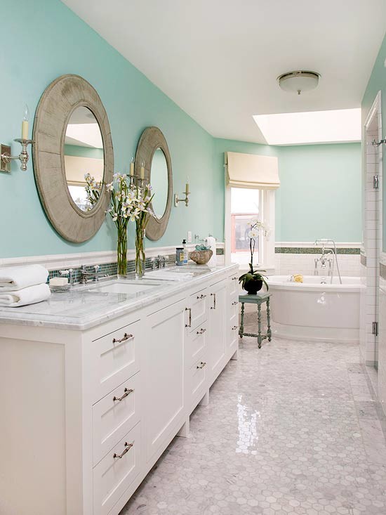 Imagen de cuarto de baño contemporáneo con lavabo bajoencimera, armarios con paneles con relieve, puertas de armario blancas, bañera exenta, ducha empotrada y sanitario de pared