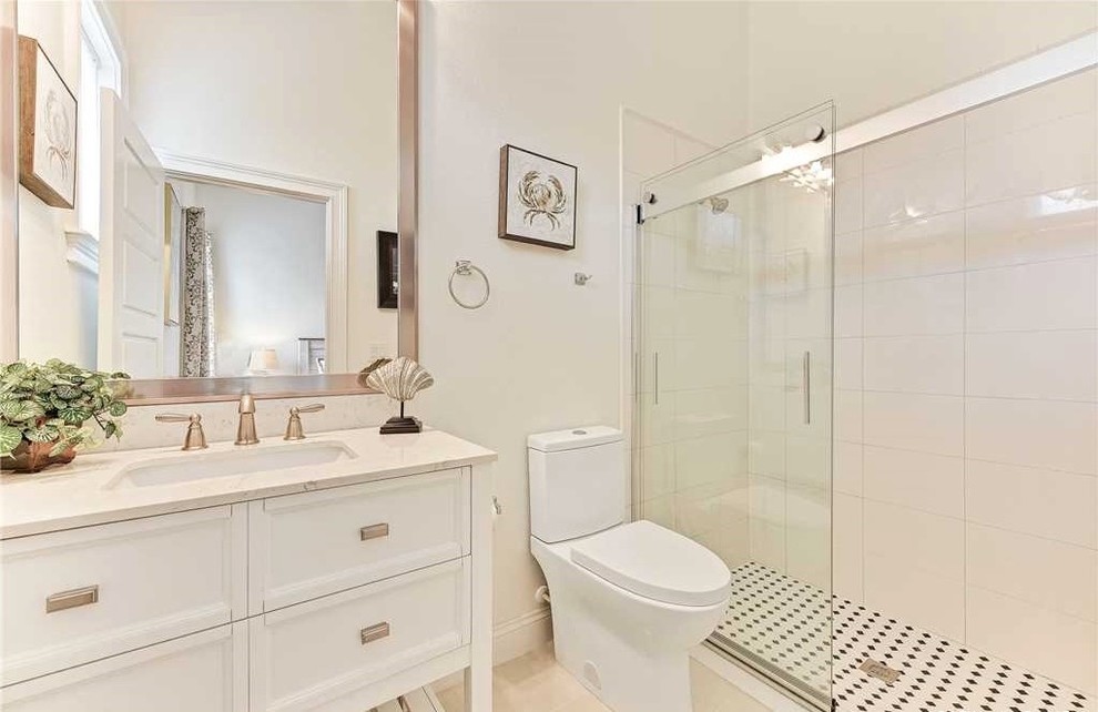 Свежая идея для дизайна: ванная комната среднего размера в стиле шебби-шик с фасадами с выступающей филенкой, белыми фасадами, открытым душем, раздельным унитазом, белой плиткой, керамической плиткой, белыми стенами, полом из терраццо, накладной раковиной, столешницей из искусственного кварца, бежевым полом, душем с раздвижными дверями и разноцветной столешницей - отличное фото интерьера