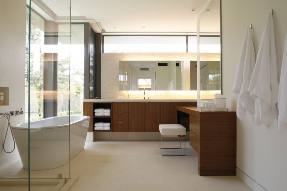Aménagement d'une salle de bain principale scandinave en bois clair avec un placard à porte plane, une baignoire indépendante, une douche d'angle et un mur blanc.