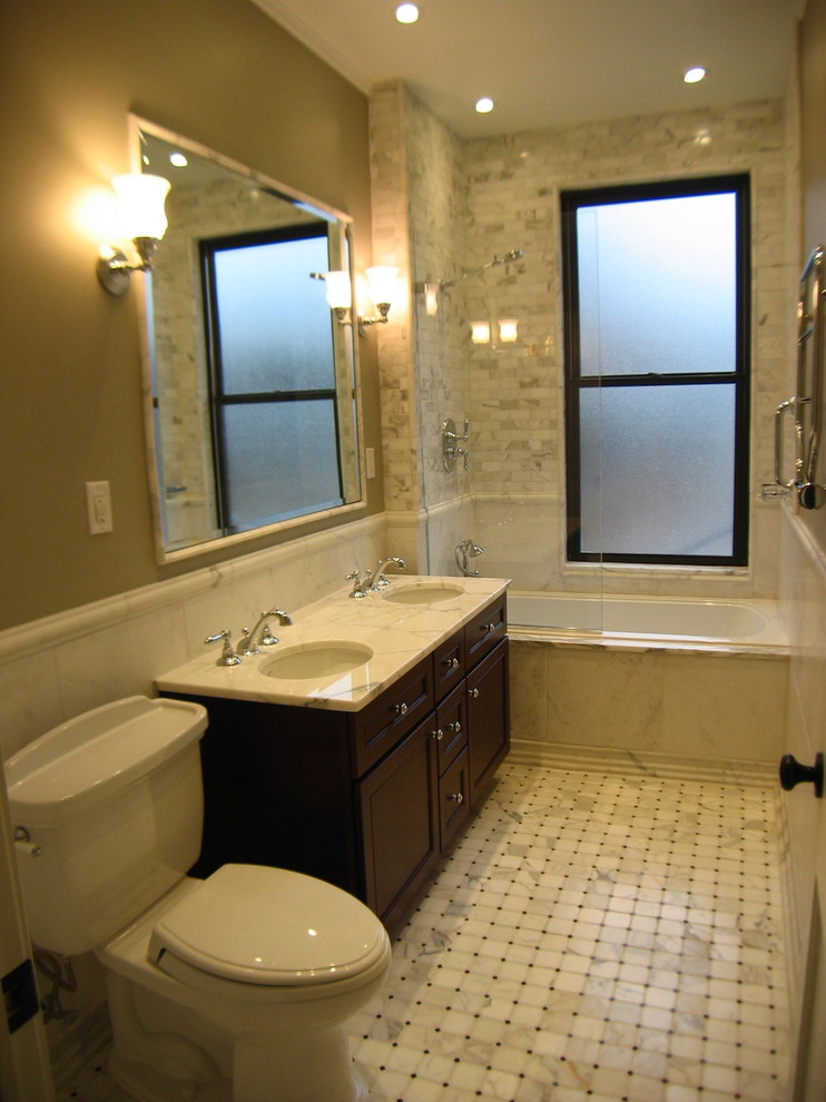 Cette photo montre une petite salle de bain principale chic en bois foncé avec un lavabo encastré, un plan de toilette en marbre, une baignoire en alcôve, WC séparés, un carrelage blanc, un carrelage de pierre, un combiné douche/baignoire, un mur blanc, un sol en marbre, un placard avec porte à panneau encastré, un sol multicolore, aucune cabine, un plan de toilette blanc, meuble double vasque, meuble-lavabo sur pied et un plafond voûté.