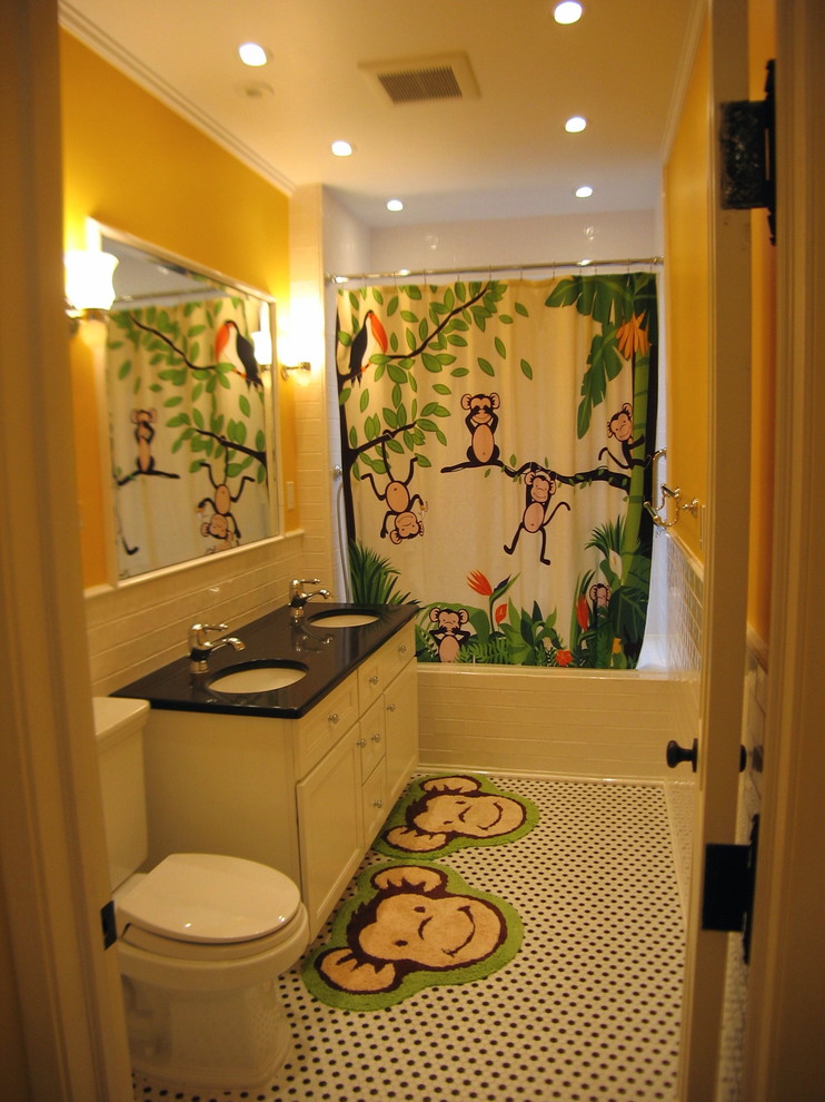 Idées déco pour une petite douche en alcôve classique pour enfant avec un lavabo encastré, des portes de placard blanches, un plan de toilette en quartz modifié, une baignoire en alcôve, WC séparés, mosaïque, un sol en carrelage de terre cuite, un carrelage noir et blanc, un placard avec porte à panneau encastré, un sol multicolore, un mur multicolore, une cabine de douche avec un rideau, un plan de toilette noir, une niche, meuble double vasque, meuble-lavabo sur pied et un plafond décaissé.