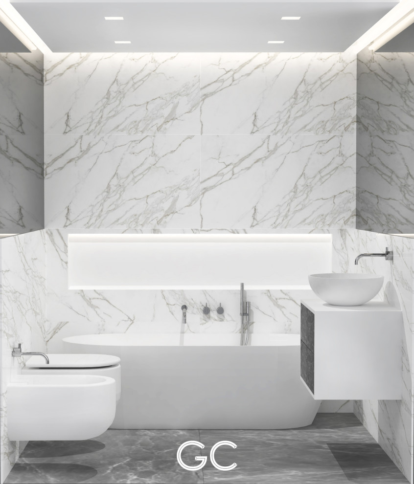 Foto på ett litet funkis vit en-suite badrum, med släta luckor, grå skåp, en jacuzzi, en dusch/badkar-kombination, en toalettstol med separat cisternkåpa, vit kakel, marmorkakel, vita väggar, marmorgolv, ett konsol handfat, träbänkskiva och grått golv