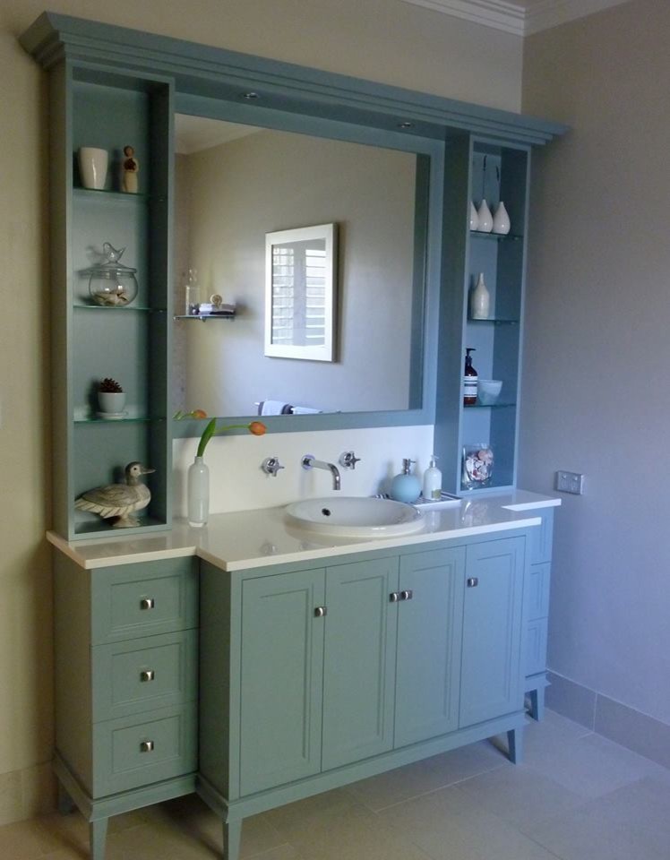 Стильный дизайн: ванная комната в современном стиле с синими фасадами, фасадами островного типа, столешницей из искусственного камня, керамогранитной плиткой, накладной раковиной, серыми стенами и полом из керамогранита - последний тренд