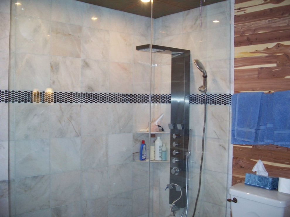 Exempel på ett rustikt badrum, med beige kakel