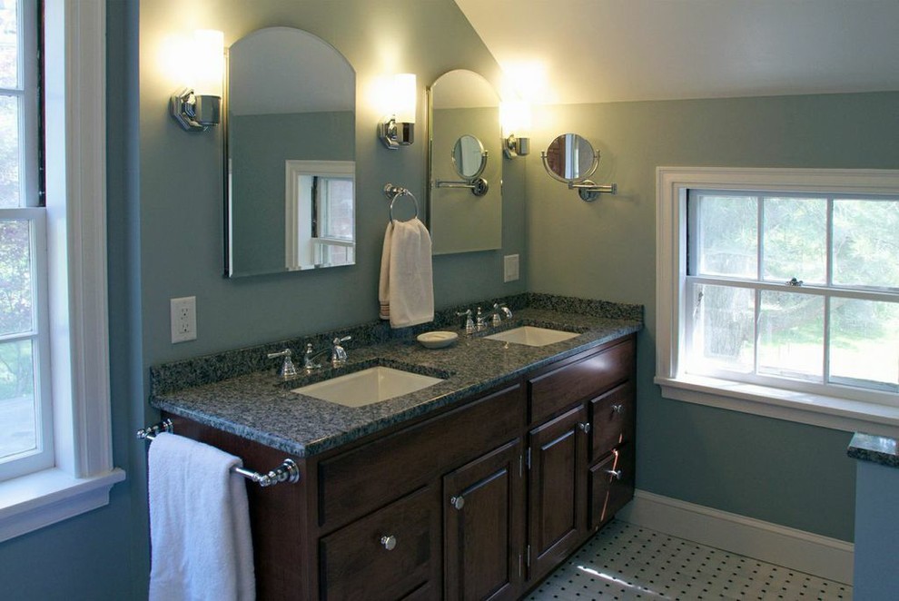 Bild på ett mellanstort vintage en-suite badrum, med luckor med upphöjd panel, skåp i mörkt trä, blå väggar, klinkergolv i keramik, ett undermonterad handfat, granitbänkskiva och flerfärgat golv