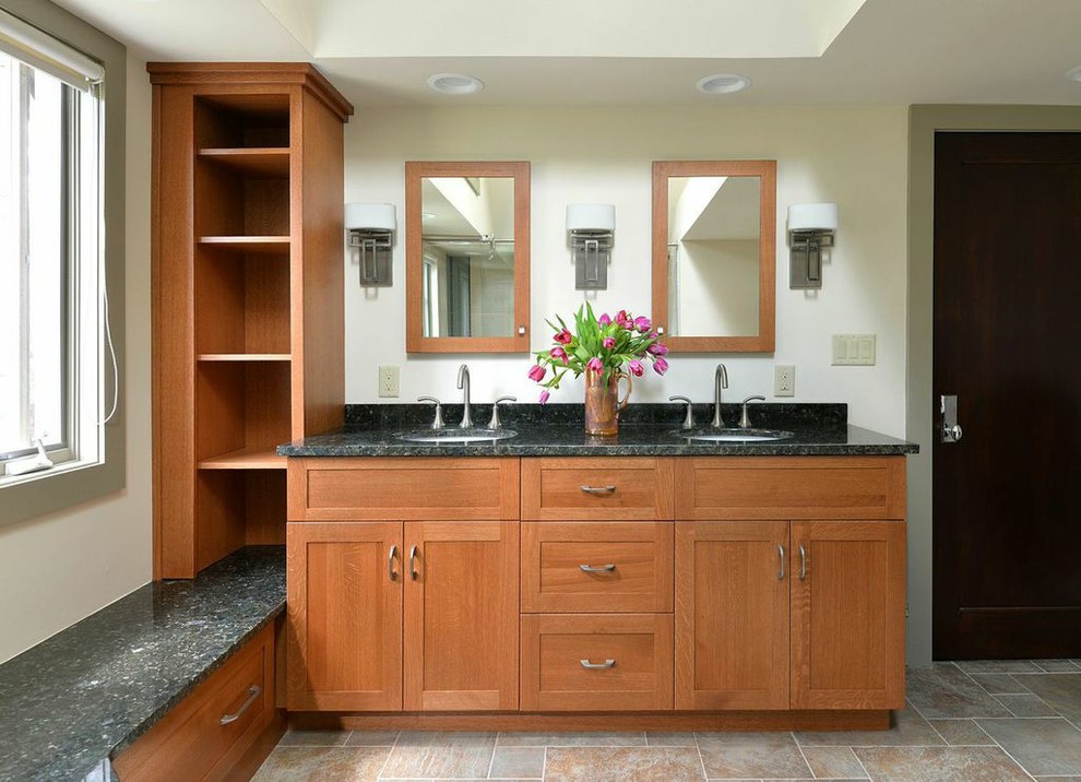 Idéer för ett mellanstort eklektiskt badrum, med skåp i shakerstil, skåp i mellenmörkt trä, beige väggar, klinkergolv i keramik, ett undermonterad handfat, granitbänkskiva och brunt golv