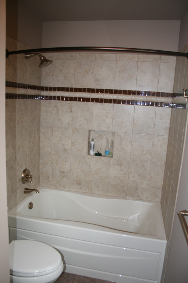 Стильный дизайн: ванная комната среднего размера в стиле модернизм с душем над ванной - последний тренд