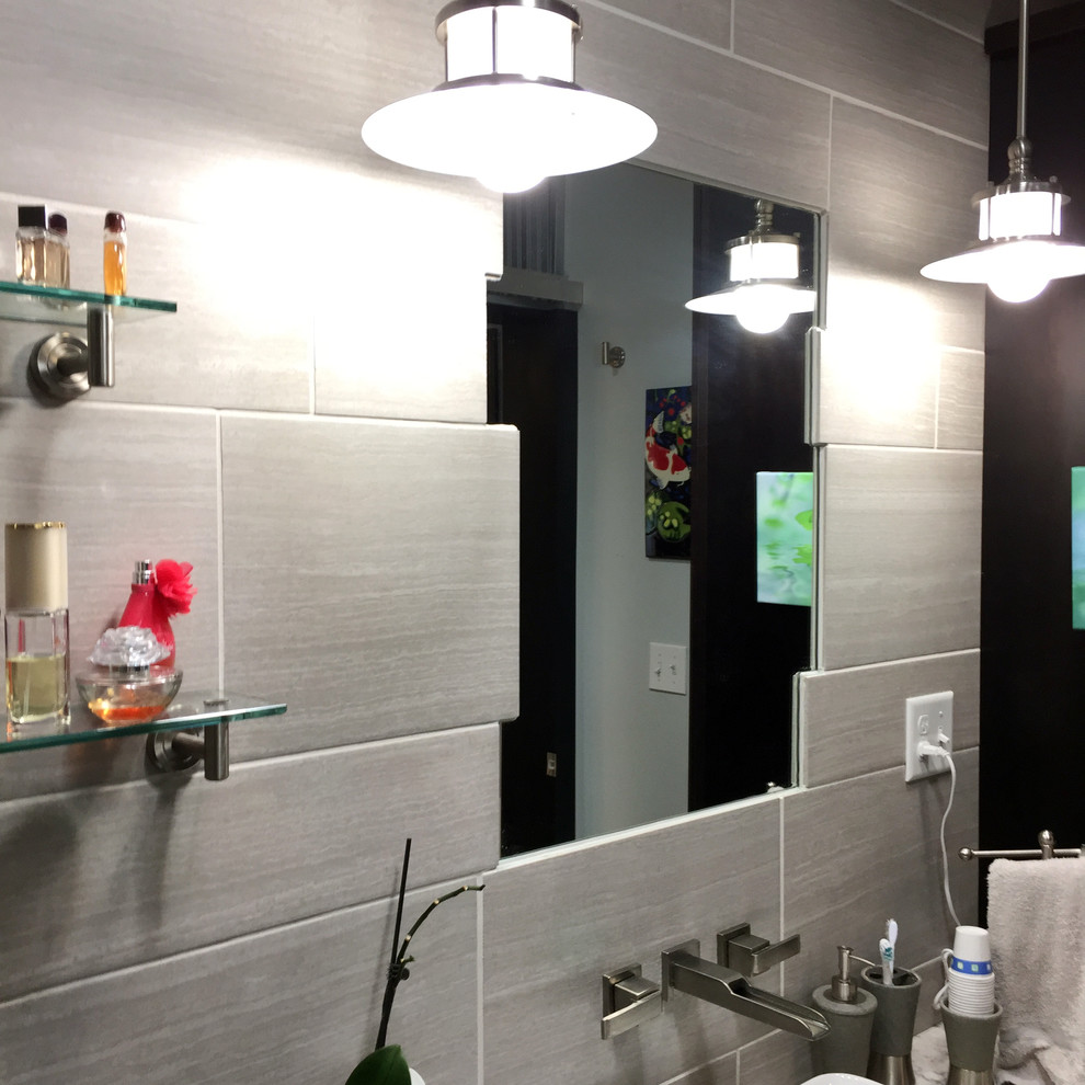 Inredning av ett amerikanskt mellanstort en-suite badrum, med skåp i shakerstil, bruna skåp, en dusch i en alkov, grå kakel, ett fristående handfat, bänkskiva i kvartsit och porslinskakel