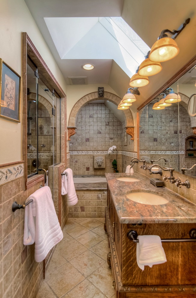 Réalisation d'une salle de bain principale méditerranéenne en bois brun de taille moyenne avec un placard en trompe-l'oeil, une baignoire encastrée, un espace douche bain, WC à poser, un carrelage marron, du carrelage en pierre calcaire, un mur beige, un sol en calcaire, un plan de toilette en granite, un sol beige, une cabine de douche à porte battante, un plan de toilette marron, une niche, meuble double vasque, meuble-lavabo sur pied et un plafond voûté.