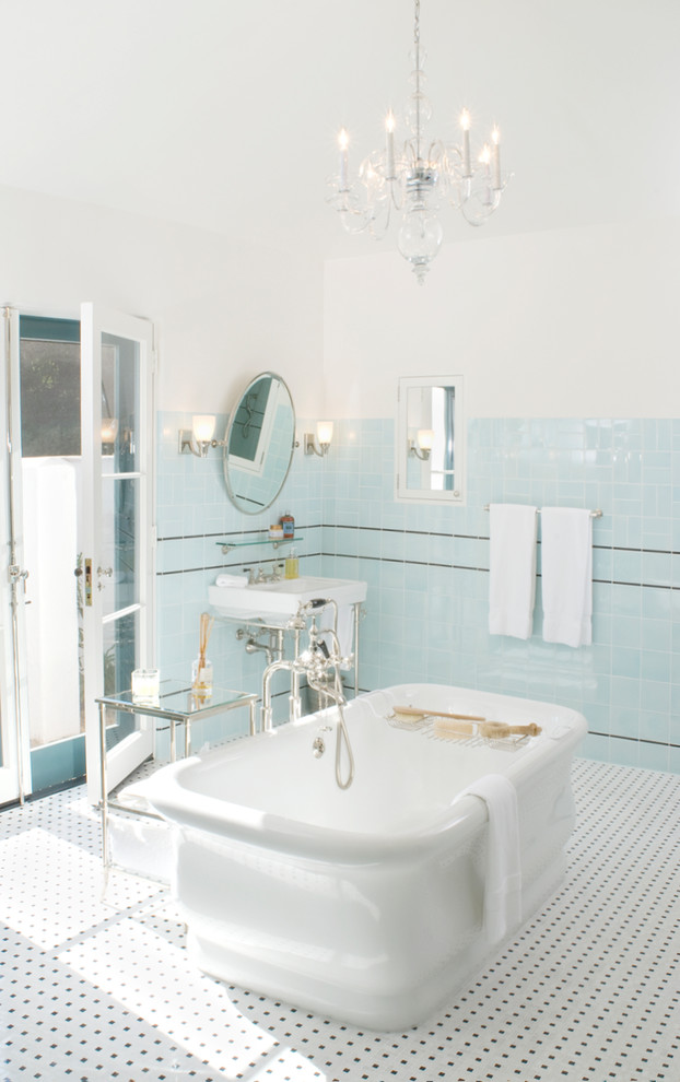 Ispirazione per una grande stanza da bagno padronale classica con vasca freestanding, piastrelle blu, piastrelle in gres porcellanato, pareti bianche, pavimento con piastrelle a mosaico, lavabo a consolle, top in superficie solida e pavimento multicolore