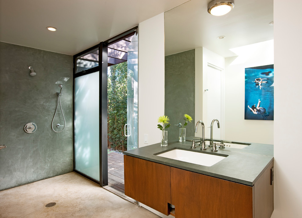 Exempel på ett stort medelhavsstil en-suite badrum, med släta luckor, skåp i ljust trä, våtrum, gröna väggar, betonggolv, ett undermonterad handfat, granitbänkskiva, beiget golv och med dusch som är öppen