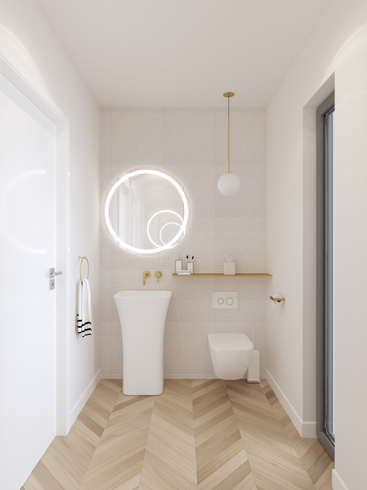 Foto di una piccola stanza da bagno con doccia minimalista con WC sospeso, piastrelle bianche, piastrelle in ceramica, pareti bianche, parquet chiaro, lavabo a colonna e pavimento marrone