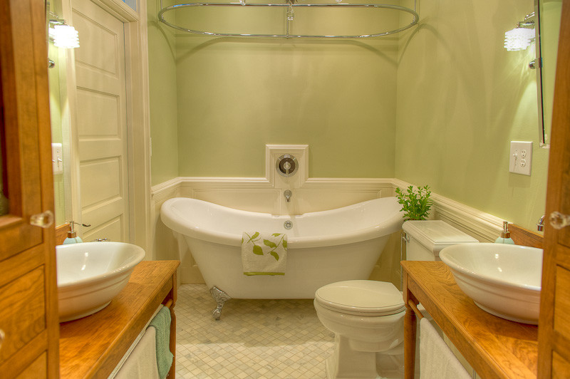 Идея дизайна: ванная комната в стиле ретро с настольной раковиной, фасадами цвета дерева среднего тона, отдельно стоящей ванной и полом из мозаичной плитки