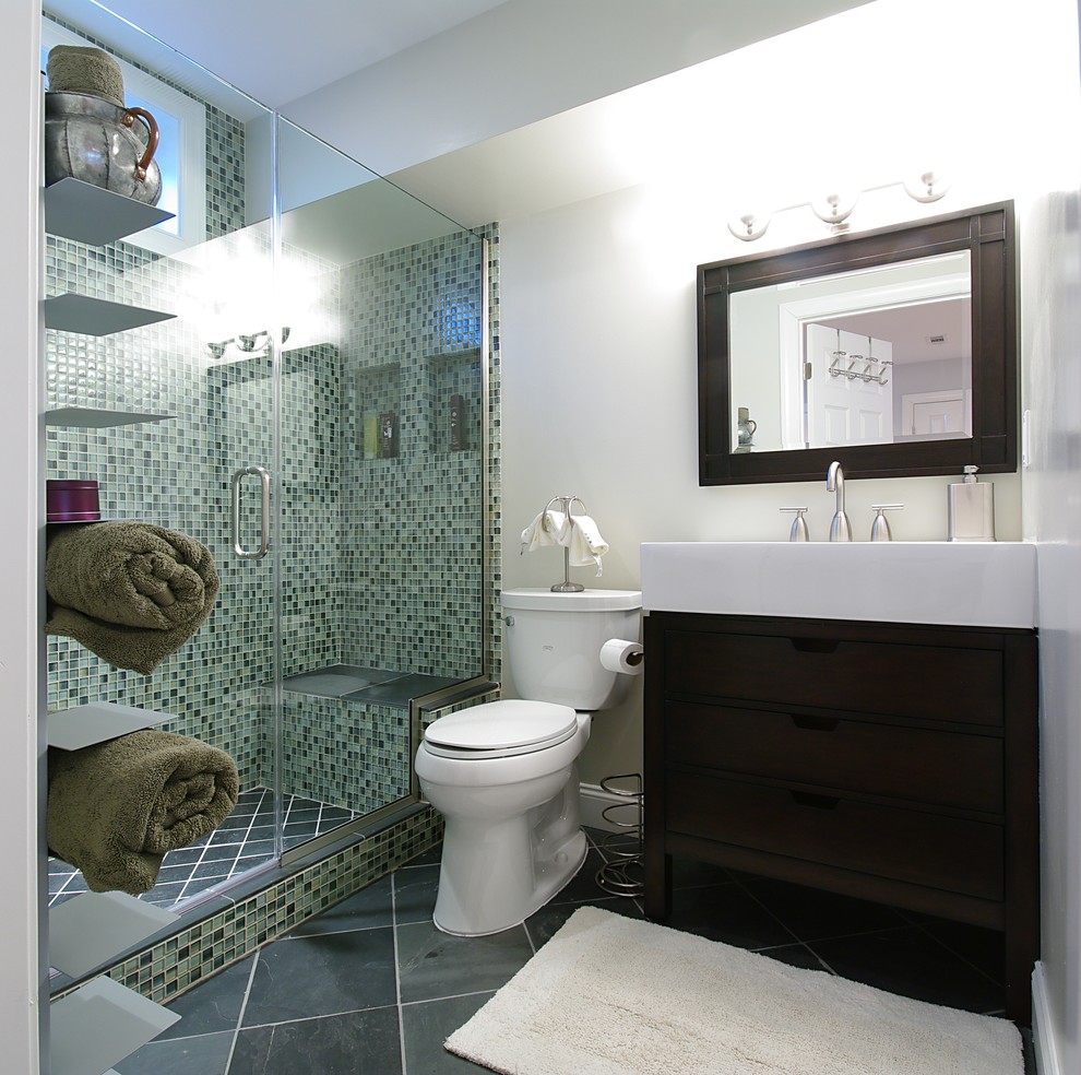 Idéer för små funkis en-suite badrum, med ett konsol handfat, skåp i mörkt trä, skiffergolv, möbel-liknande, en öppen dusch, en toalettstol med separat cisternkåpa, grå kakel, stenkakel och vita väggar
