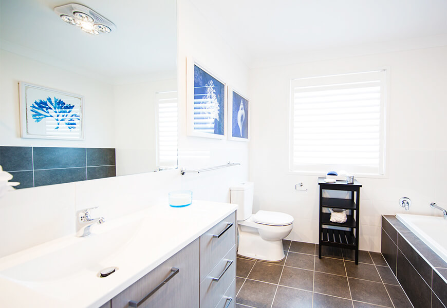 Mittelgroßes Modernes Badezimmer mit flächenbündigen Schrankfronten, braunen Schränken, Badewanne in Nische, Wandtoilette mit Spülkasten, braunen Fliesen, weißer Wandfarbe und integriertem Waschbecken in Sydney