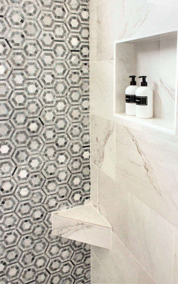 Idée de décoration pour une salle de bain design avec un carrelage multicolore et mosaïque.