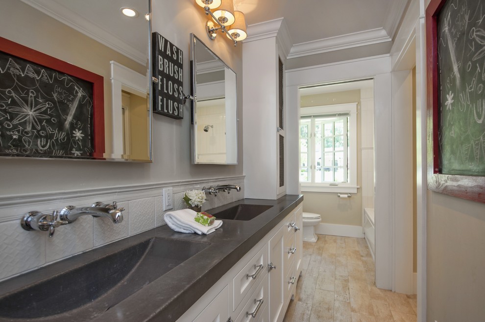 Diseño de cuarto de baño tradicional con lavabo integrado, puertas de armario blancas, baldosas y/o azulejos beige, baldosas y/o azulejos blancos y encimera de cemento