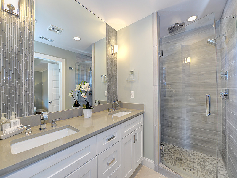 Inspiration för mellanstora klassiska grått badrum med dusch, med skåp i shakerstil, vita skåp, en dusch i en alkov, grå kakel, keramikplattor, grå väggar, klinkergolv i porslin, ett undermonterad handfat, bänkskiva i kvarts, beiget golv och dusch med gångjärnsdörr