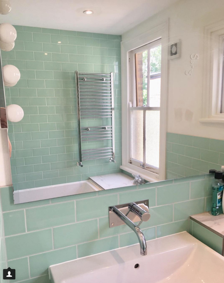 Exemple d'une salle de bain tendance avec un carrelage vert, un carrelage métro et un mur blanc.