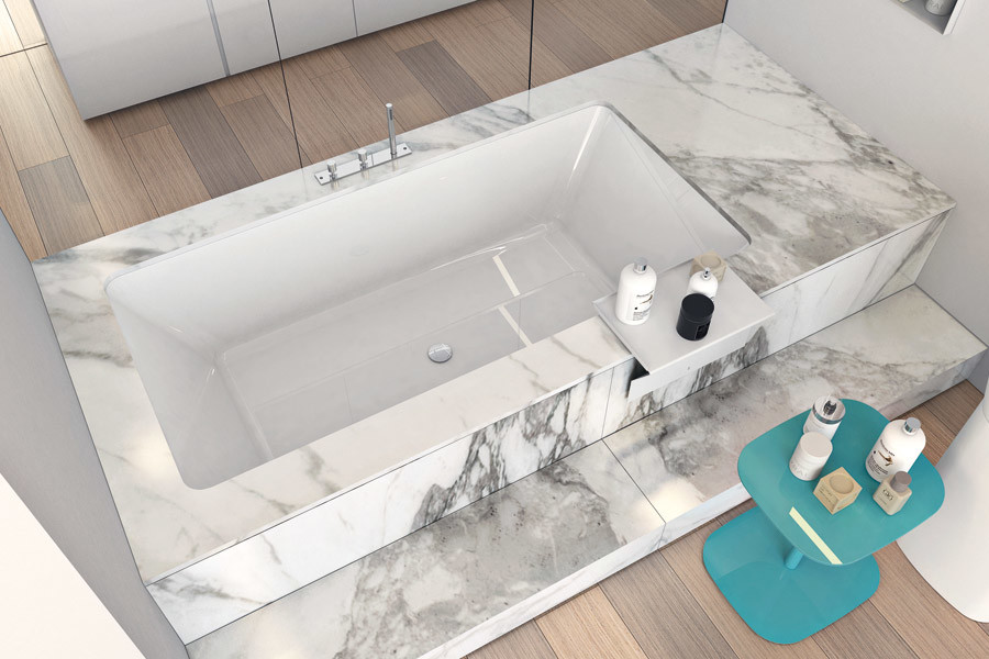 Esempio di una stanza da bagno design con vasca ad alcova e parquet chiaro