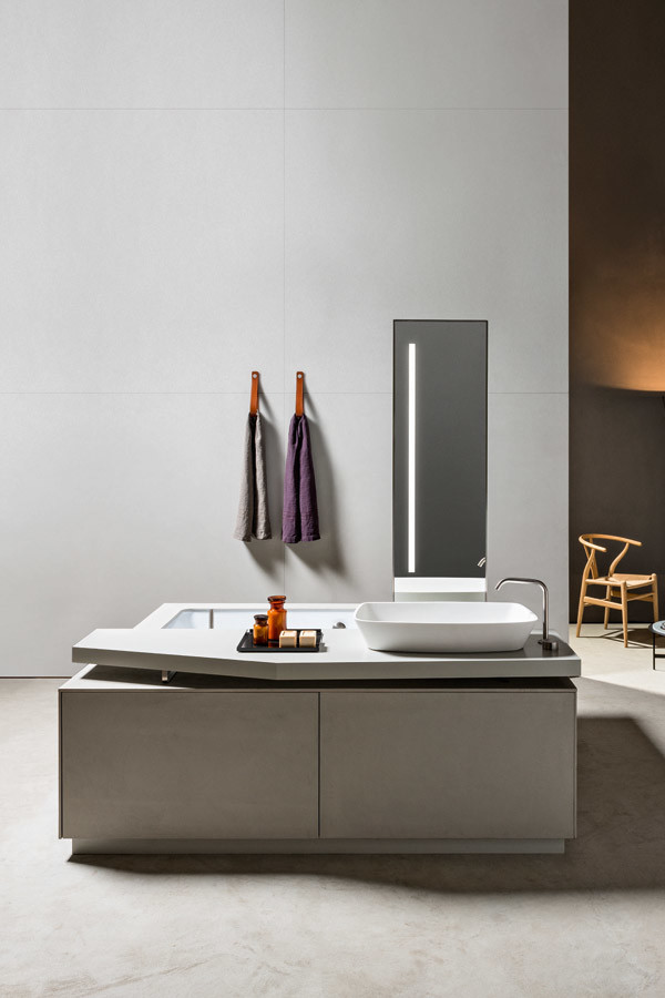 Foto de cuarto de baño principal actual con bañera empotrada, combinación de ducha y bañera y suelo de madera clara
