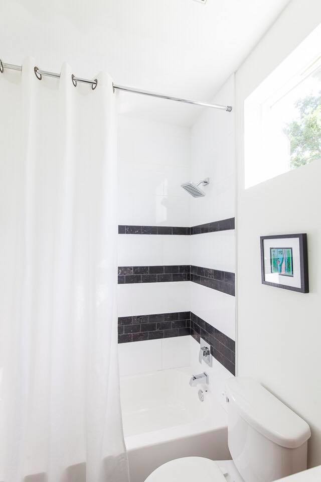 Exemple d'une salle d'eau moderne en bois brun de taille moyenne avec un placard à porte shaker, une baignoire posée, une douche d'angle, WC séparés, un carrelage noir et blanc, un carrelage métro, un mur blanc, sol en béton ciré, un lavabo posé et un plan de toilette en quartz modifié.