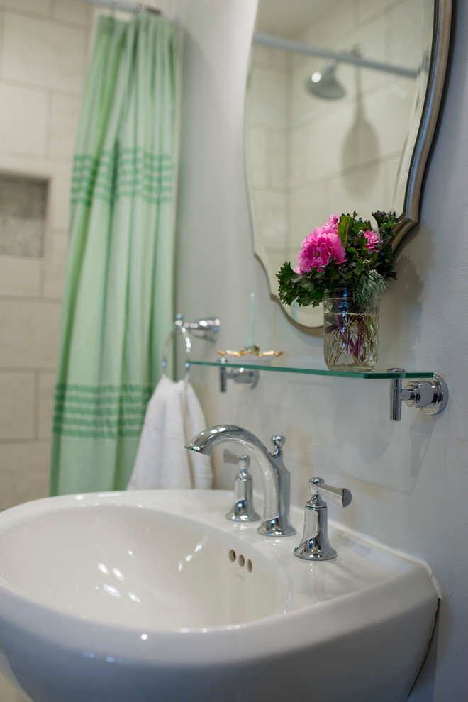 Свежая идея для дизайна: маленькая ванная комната в классическом стиле с фасадами в стиле шейкер, серыми фасадами, душем в нише, унитазом-моноблоком, серыми стенами, душевой кабиной и раковиной с пьедесталом для на участке и в саду - отличное фото интерьера