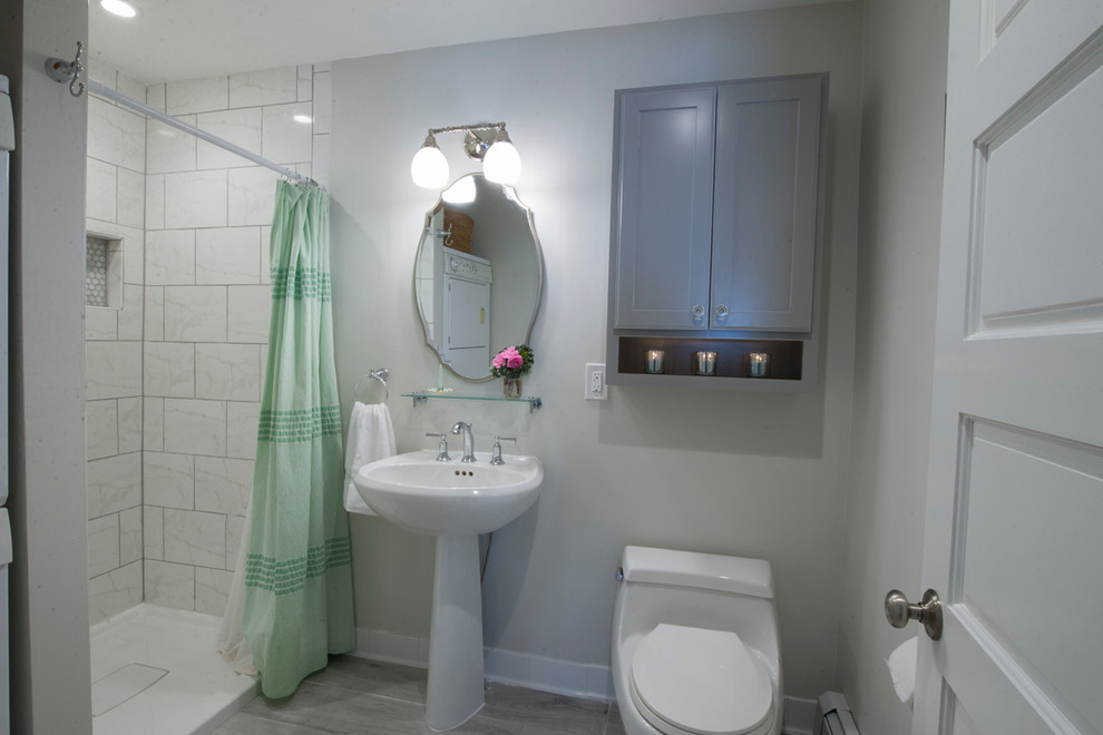 Diseño de cuarto de baño tradicional pequeño con armarios estilo shaker, puertas de armario grises, ducha empotrada, sanitario de una pieza, paredes grises, aseo y ducha, lavabo con pedestal y ducha con cortina