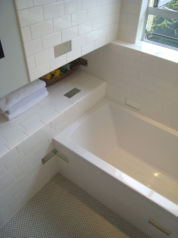 Esempio di una stanza da bagno padronale contemporanea con vasca da incasso, piastrelle bianche, piastrelle in ceramica e pavimento in gres porcellanato