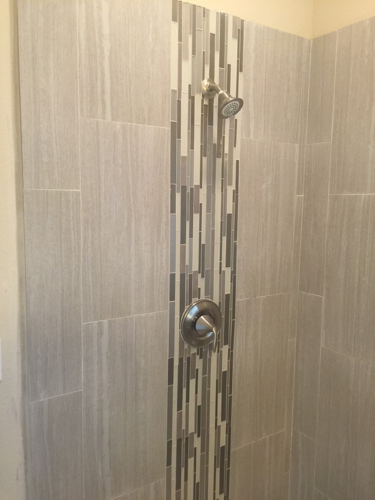 Idee per una stanza da bagno minimalista con piastrelle beige e piastrelle in gres porcellanato