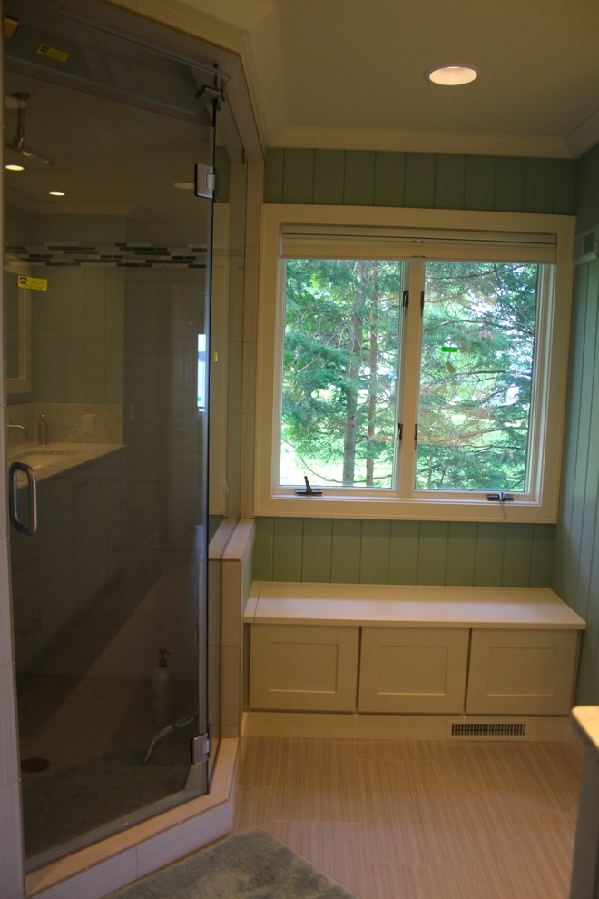 Aménagement d'une salle de bain bord de mer avec un placard avec porte à panneau encastré.