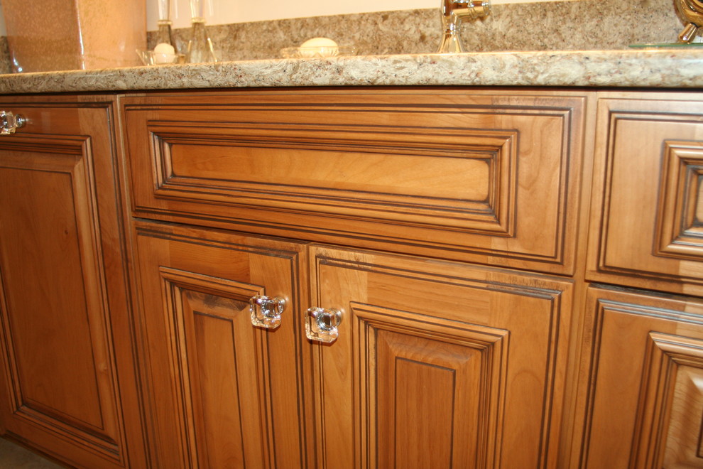 Пример оригинального дизайна: главная ванная комната в классическом стиле с фасадами с выступающей филенкой, столешницей из искусственного кварца и фасадами цвета дерева среднего тона