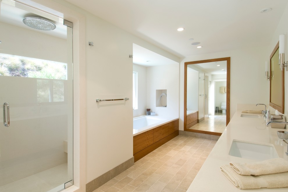 Источник вдохновения для домашнего уюта: ванная комната в современном стиле с врезной раковиной, плоскими фасадами, фасадами цвета дерева среднего тона, полновстраиваемой ванной, душем в нише и окном
