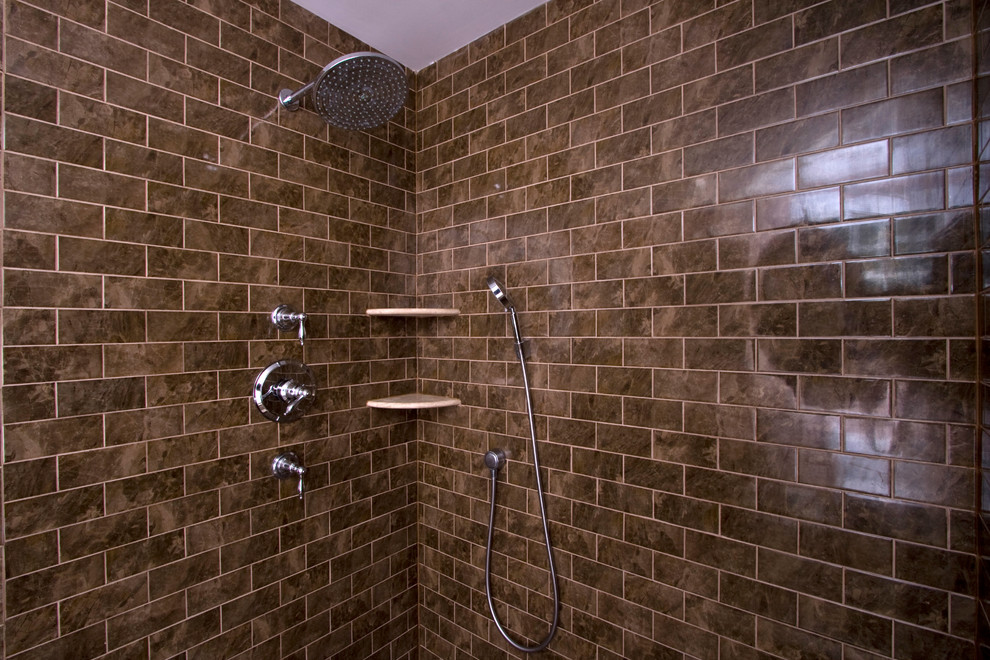 Inspiration för mellanstora klassiska badrum med dusch, med luckor med upphöjd panel, skåp i mörkt trä, en öppen dusch, en toalettstol med hel cisternkåpa, brun kakel, tunnelbanekakel, rosa väggar, ett undermonterad handfat och marmorbänkskiva