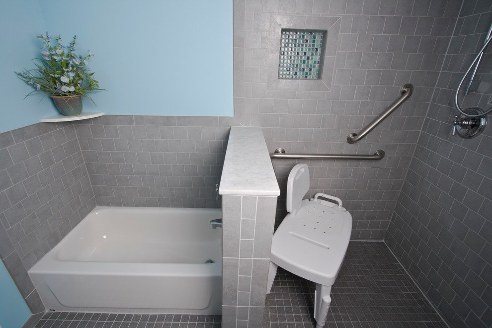 Idéer för att renovera ett mellanstort funkis badrum med dusch, med öppna hyllor, ett platsbyggt badkar, en öppen dusch, en toalettstol med hel cisternkåpa, grå kakel, porslinskakel, blå väggar, mosaikgolv, ett väggmonterat handfat och bänkskiva i akrylsten