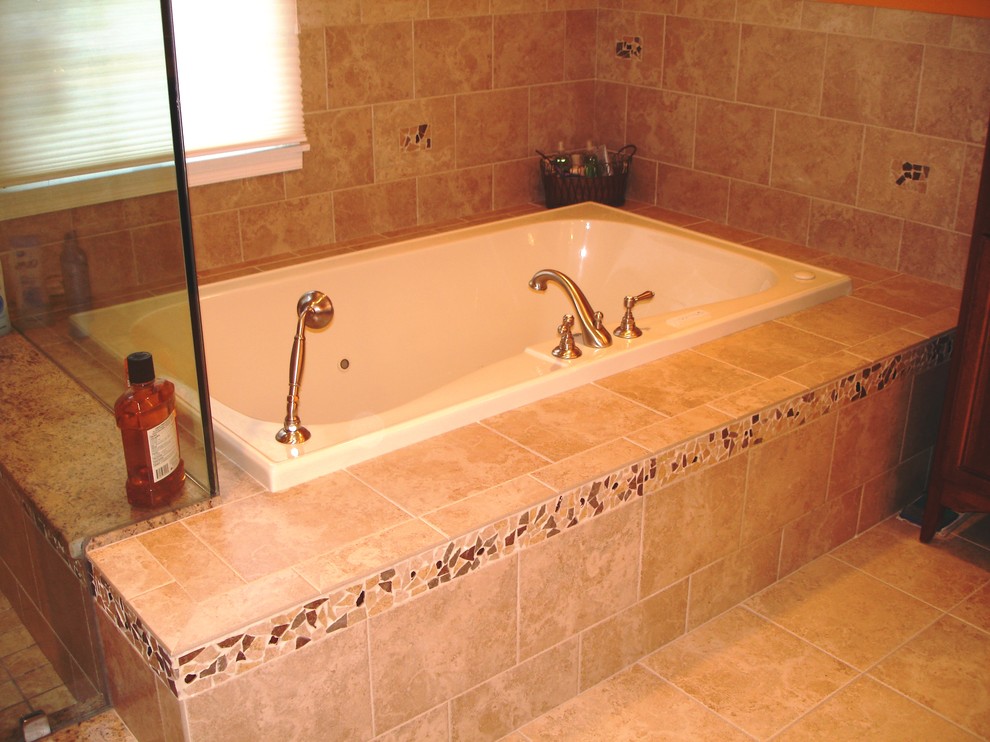 Ispirazione per una grande stanza da bagno padronale classica con vasca da incasso, doccia ad angolo, piastrelle beige, piastrelle in ceramica e pavimento in travertino