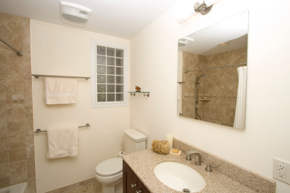 Пример оригинального дизайна: ванная комната среднего размера в классическом стиле с фасадами в стиле шейкер, темными деревянными фасадами, ванной в нише, душем над ванной, унитазом-моноблоком, бежевой плиткой, керамической плиткой, белыми стенами, полом из травертина, душевой кабиной, врезной раковиной и столешницей из ламината