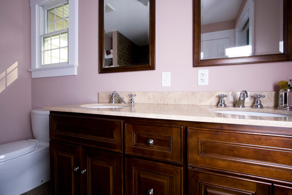 Пример оригинального дизайна: ванная комната среднего размера в классическом стиле с фасадами с выступающей филенкой, темными деревянными фасадами, унитазом-моноблоком, розовыми стенами, душевой кабиной, врезной раковиной и мраморной столешницей