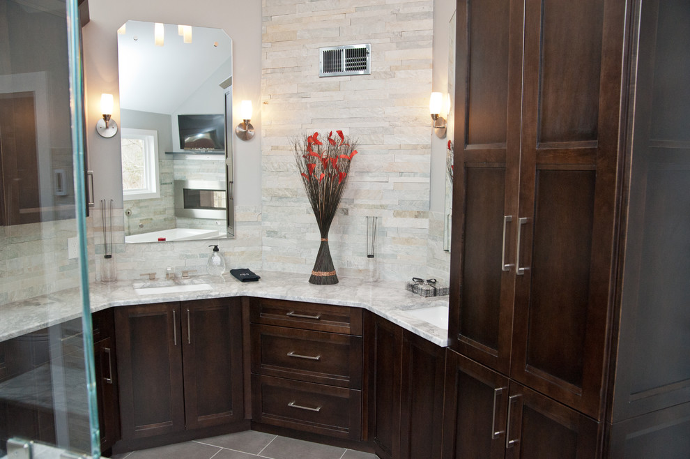 Пример оригинального дизайна: большая главная ванная комната в современном стиле с фасадами в стиле шейкер, темными деревянными фасадами, накладной ванной, душем в нише, унитазом-моноблоком, серой плиткой, белой плиткой, каменной плиткой, серыми стенами, полом из керамической плитки, врезной раковиной и мраморной столешницей
