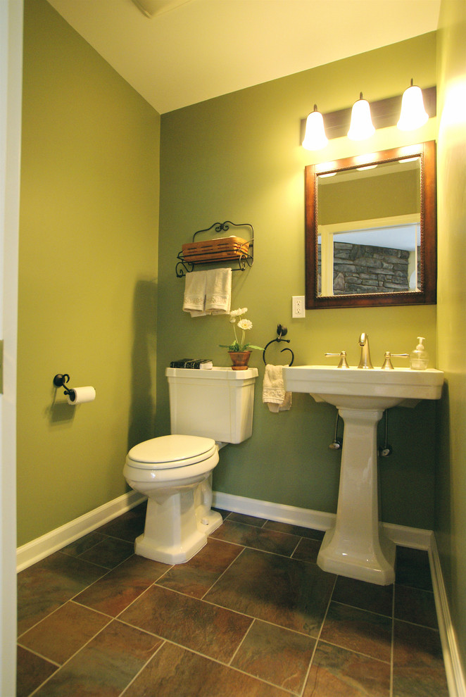 ニューアークにある中くらいなトラディショナルスタイルのおしゃれなバスルーム (浴槽なし) (オープンシェルフ、一体型トイレ	、緑の壁、スレートの床、ペデスタルシンク、人工大理石カウンター) の写真