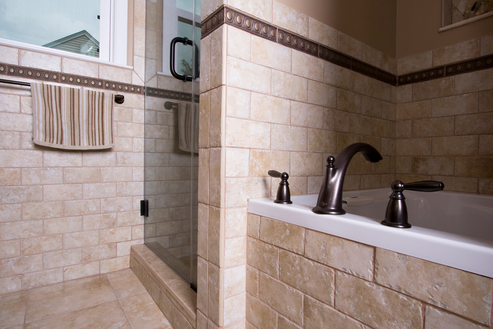 Стильный дизайн: большая главная ванная комната в классическом стиле с накладной ванной, угловым душем, бежевой плиткой, каменной плиткой, бежевыми стенами и полом из травертина - последний тренд
