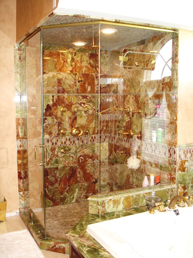 Großes Mediterranes Badezimmer En Suite mit beigen Fliesen, grünen Fliesen, roten Fliesen, Einbaubadewanne, offener Dusche, Porzellanfliesen, beiger Wandfarbe und Travertin in Newark